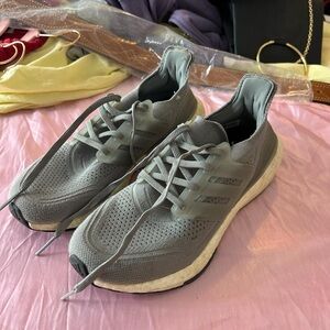 Womens Grey adidas ultra boost 22 sneaker
Worn once or twice